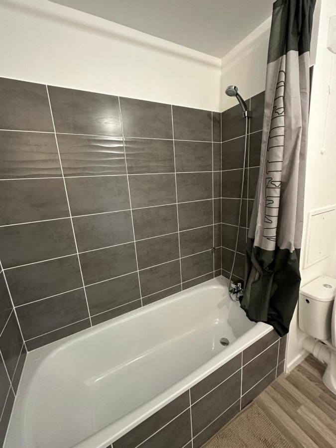 Agreable 2 Pieces Avec Balcon Et Parking Transports By Immo Kit Bnb Sarcelles Luaran gambar