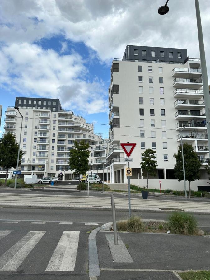 Agreable 2 Pieces Avec Balcon Et Parking Transports By Immo Kit Bnb Sarcelles Luaran gambar