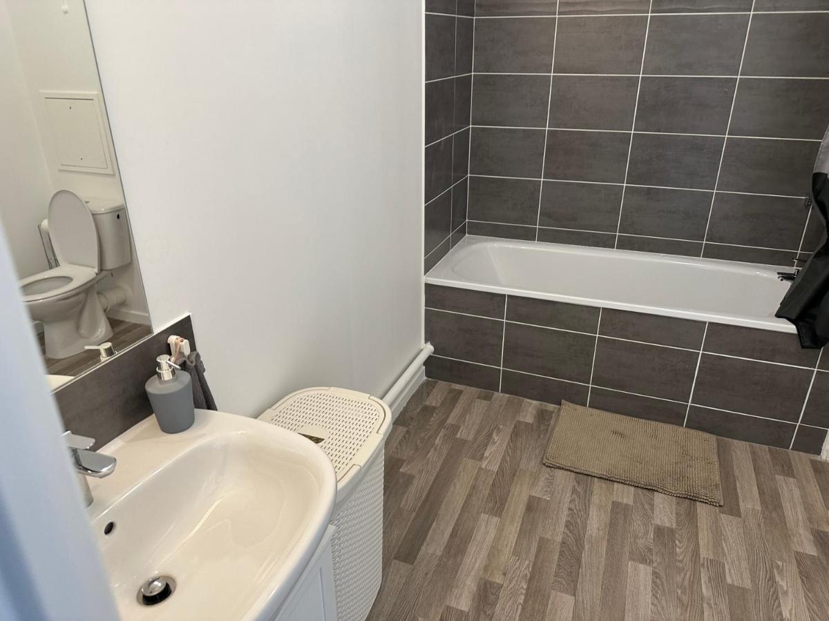 Agreable 2 Pieces Avec Balcon Et Parking Transports By Immo Kit Bnb Sarcelles Luaran gambar