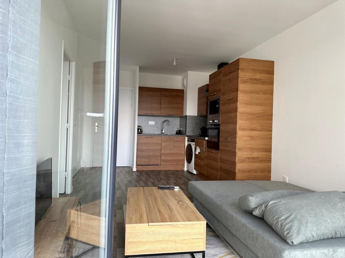 Agreable 2 Pieces Avec Balcon Et Parking Transports By Immo Kit Bnb Sarcelles Luaran gambar