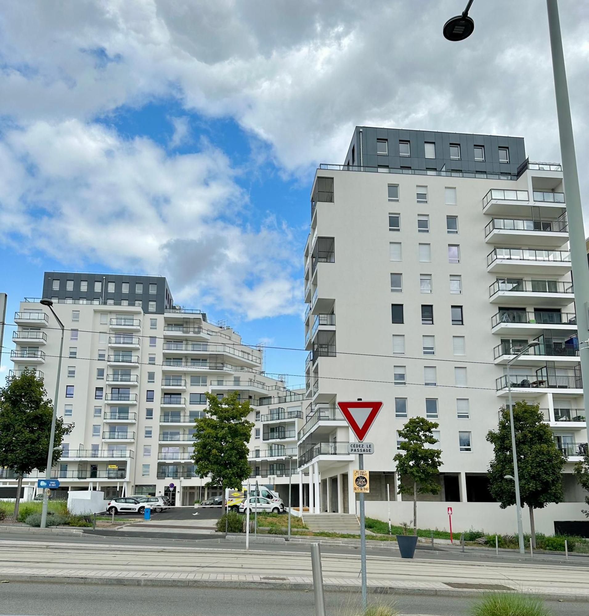 Agreable 2 Pieces Avec Balcon Et Parking Transports By Immo Kit Bnb Sarcelles Luaran gambar